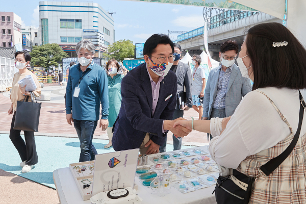 아산시 청년 기업, 물총페스티벌 ‘적show’ 부스 를 찾아 격려하는 박경귀 시장