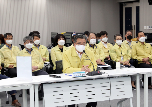 22일 구청 대회의실에서 개최된 2022 을지연습 최초상황 보고회에서 정용래 유성구청장(가운데)이 회의를 주재하고 있다.