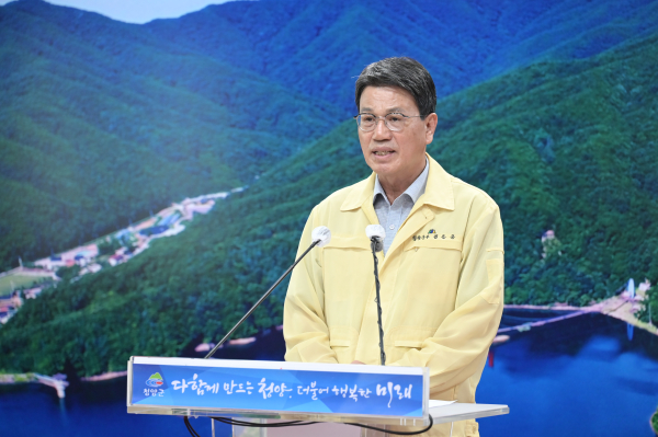 김돈곤 청양군수가 '특별재난지역 선포' 긴급 브리핑 진행 모습