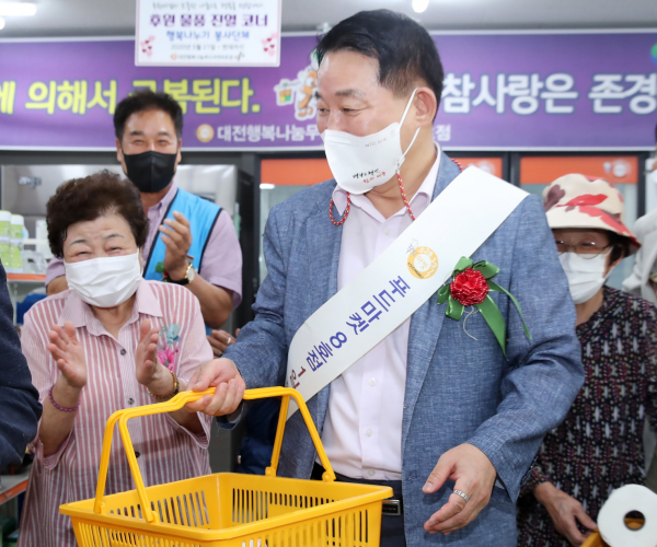 서철모 구청장, 푸드마켓8호점 일일 명예점장 활동 장면