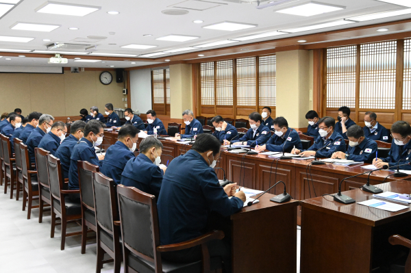 부여군 공무원 개편 민방위복 착용 장면