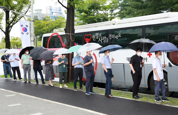을지연습의 일환으로 전시 적의 공격 및 테러 등으로 부상자 발생 시 소요되는 혈액 부족 상황에 대비하고자 긴급 수혈을 위한 혈액 확보를 위해 공무원, 주민등이 ‘전시 긴급 혈액확보 훈련’을 하고 있다.
