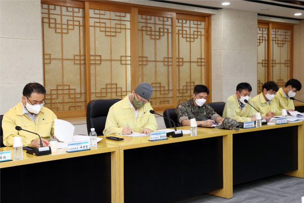 23일 구청 중회의실에서 ‘2022 을지연습 전시현안과제 토의가 개최된 가운데 문창용 부구청장(왼쪽 두 번째)가 토의를 주재 모습