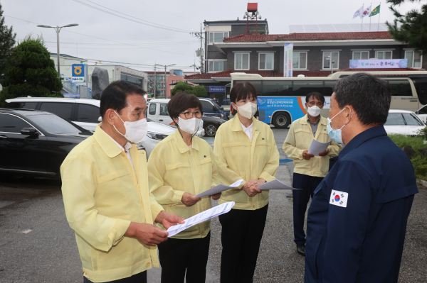당진시의회 의원들이 호우 피해지역 위문을 위해 부여군을 방문했다.