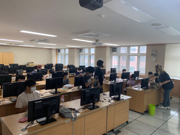 지난 19일, 한밭대 제33회 청소년 로봇캠프에 참여한 학생들이 아두이노 코딩 교육을 받고 있다.