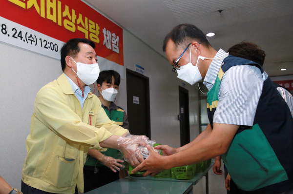 비상식량 체험 모습