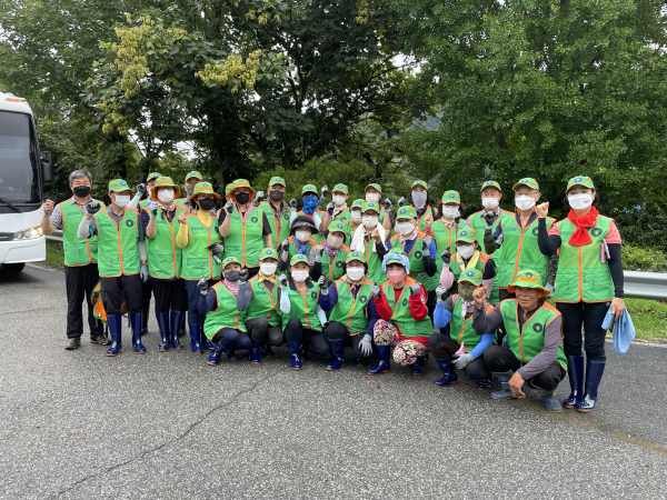 지난 23일 청양군 남양면 피해복구 봉사활동 단체사진