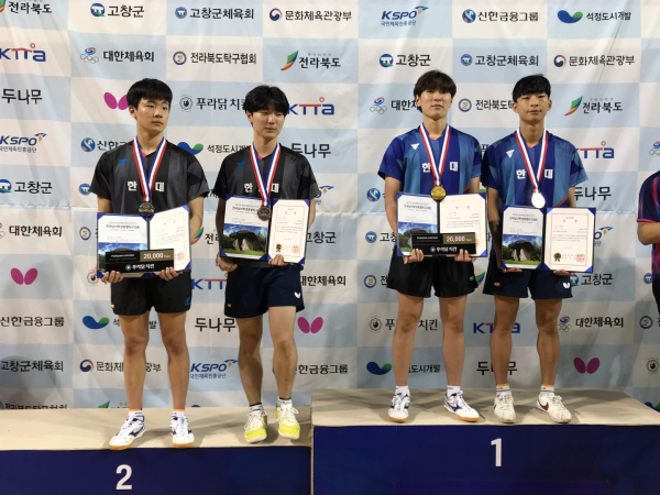 왼쪽부터 준우승조(신희태-이호열), 우승조(김은수-김홍빈) 선수들