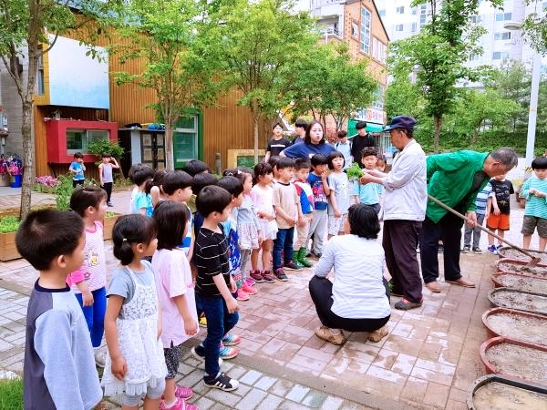 국공립어린이집 대전광역시 뿌리와새싹어린이집이 운영을 시작했다.