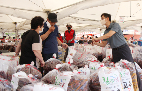 26일 3년 만에 청양고추․구기자 축제 개막-건고추 구매 모습