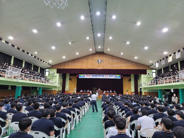 대전체육회 회장, 대통령배 야구대회 우승 대전고 격려 방문 모습
