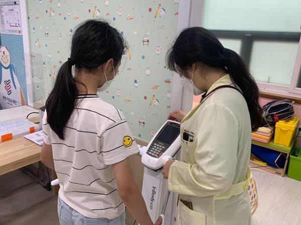 관저실로암지역아동센터에서 ‘내 몸이 알고 싶다’ 프로그램을 통해 체성분검사를 하는 모습