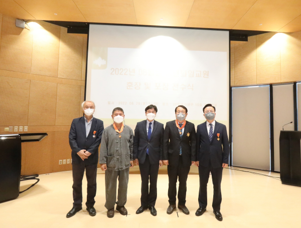 단체사진 (좌부터 권혁범,원주연,최효철총장직무대행,안근식,최수일,손세욱불참)