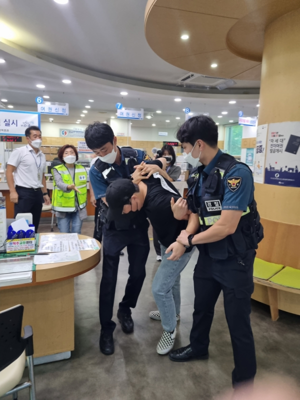 지난 26일 구청 민원실에서 유성경찰서와 함께 특이민원에 대응하기 위한 모의훈련을 실시