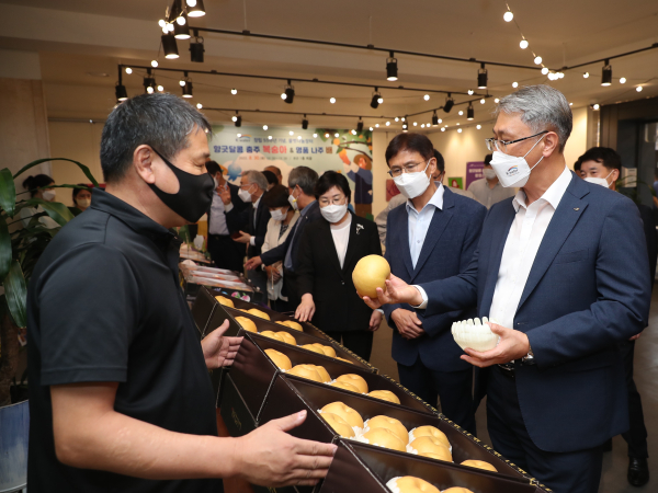 30일 대전시 대덕구 본사에서 진행된 ‘제4회 물벗 나눔장터, 복숭아·배 팝업 스토어’ 행사에 참여한 박재현 한국수자원공사 사장(사진 오른쪽)