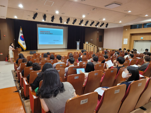 과학실 물질안전관리 연수 진행 장면/천안교육지원청 제공