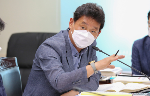 행정사무감사를 펼치고 있는 이춘호 의원/아산시의회 제공