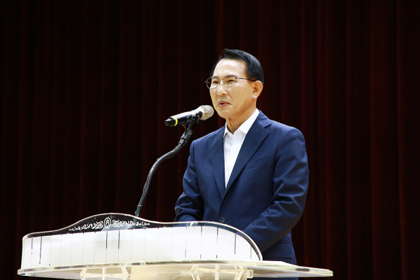 이완섭 서산시장이 지난 8월 30일 서산시민체육관에서 열린 서산시새마을지도자 한마음대회에서 인사말을 하고 있다