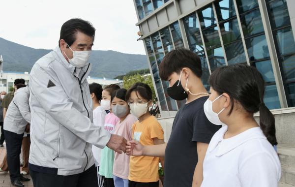 김동일 시장, 국민체육센터에서 훈련하는 선수단 격려 모습
