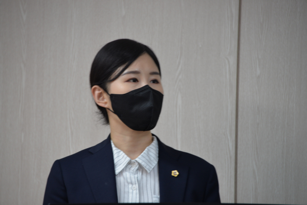 브리핑을 진행하는 이현정 세종시의원