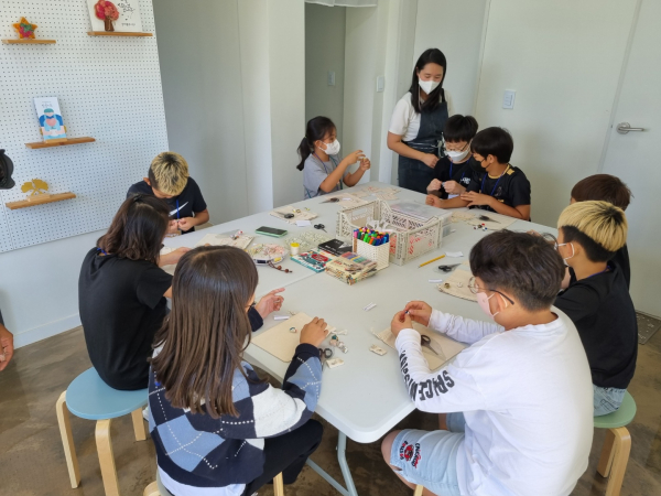 은행나무길 금빛마을학교 공예수업 장면