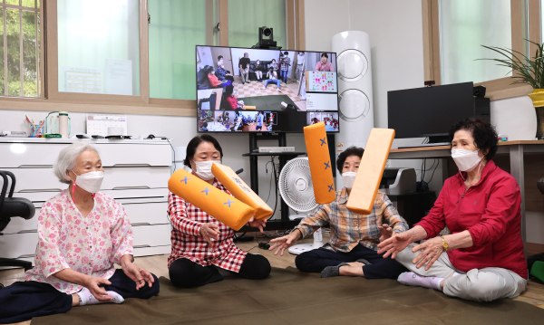 31일 어은동 경로당에서 어르신 온라인 윷놀이 대회 예선전이 치러졌다