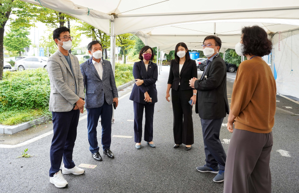 선별진료소를 방문한 복지환경위원회 의원들/아산시의회 제공