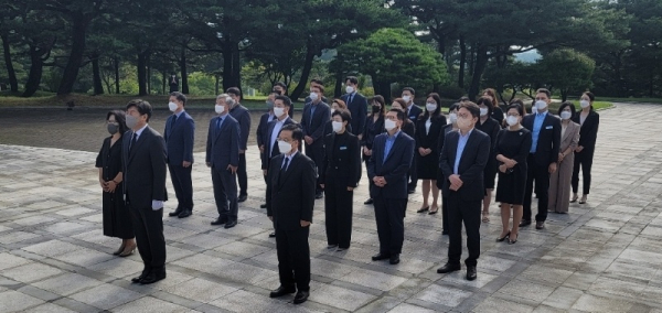 독립기념관에서 참배를 하는 박종덕 교육장과 직원들/천안교육지원청 제공