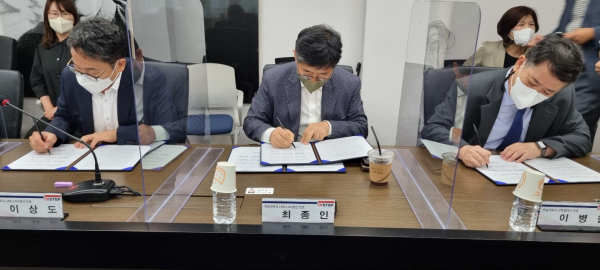 한밭대학교 최종인 산학협력부총장(가운데)과 각 기관 대표들이 DJC(Daejeon Connect) 협의체 업무협력 협약서에 서명하고 있다.