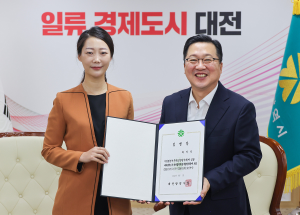 최이석 대전시 대외협력과장, 이장우 대전시장.