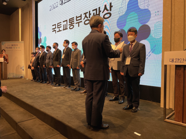 국토대전 시상식에서 당진시 건설도시국 구교학 국장 수상하는 모습