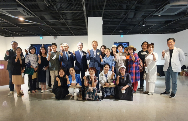목원대학교미술관에서 ‘목원동행 2022’ 참석 동문 작가와 대학 관계자 등이 기념촬영