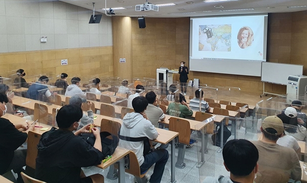 지난 31일 대학 스마트배재관에서 직전학기 학사경고자를 대상으로 특강을 진행하고 있다.