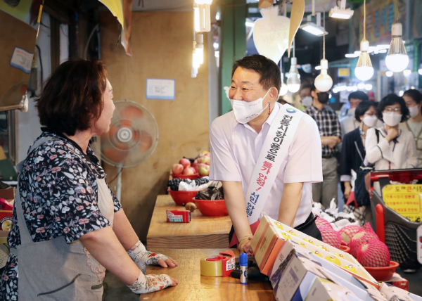 지난 2일, 한민시장에서 추석맞이 전통시장 장보기 행사 진행 장면