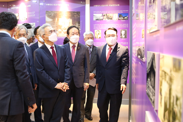 일 오후 사애리시 선교사 기념관에서 대학 관계자 등이 기념관을 둘러보고 있다.