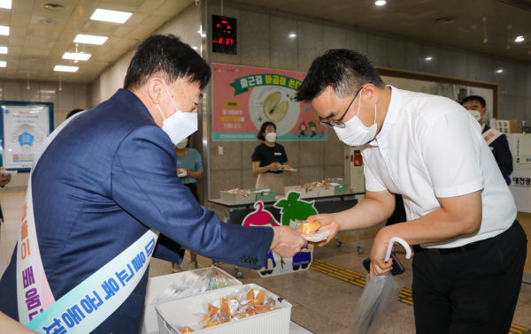 본관 1층 현관에서 대전마을교육공동체 및 청렴문화 홍보 위한 출근길 이벤트 진행 모습