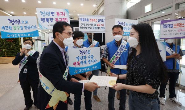 박희조 동구청장이 구청장 청렴메시지와 청탁금지법 안내문을 전달하고 있다