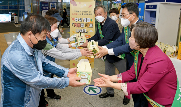 광주송정역에서 진행된 ‘기쁨을 배로 나눠요’ 행사 * 한국농수산식품유통공사 김춘진 사장(우측 2번째), 배옥병 수급이사(우측 1번째),나주시 농어업회의소 김덕중 소장(우측 3번째)