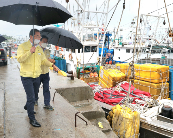 5일 근흥면 신진도항을 찾은 박경찬 부군수