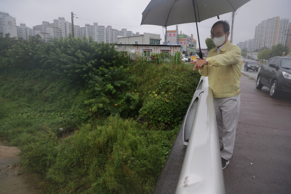 불당동 소하천 점검에 나선 박상돈 천안시장/천안시 제공