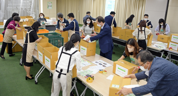 임직원 꾸러미 포장 작업 모습