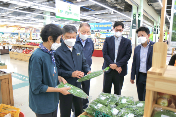 5일, 농협유통 대전점을 방문해 명절 식품안전 점검 및 성수 품목의 관리상황 점검 모습