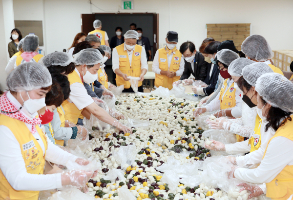 사랑의 송편 나눔 행사 진행 장면