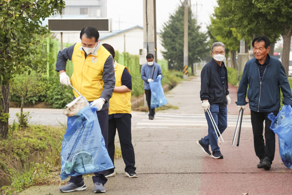 이완섭 서산시장이 7일 오전 6시 반 수석동 일대 추석맞이 국토대청소하는 모습