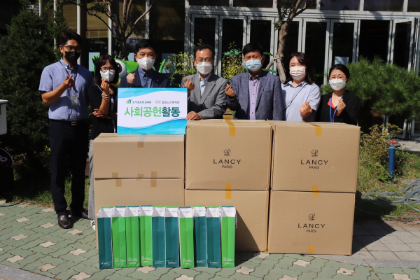 농식품유통교육원 수원시팔달노인복지관 나눔행사 * 한국농수산식품유통공사 농식품유통교육원 양인규 원장(좌측 4번째)