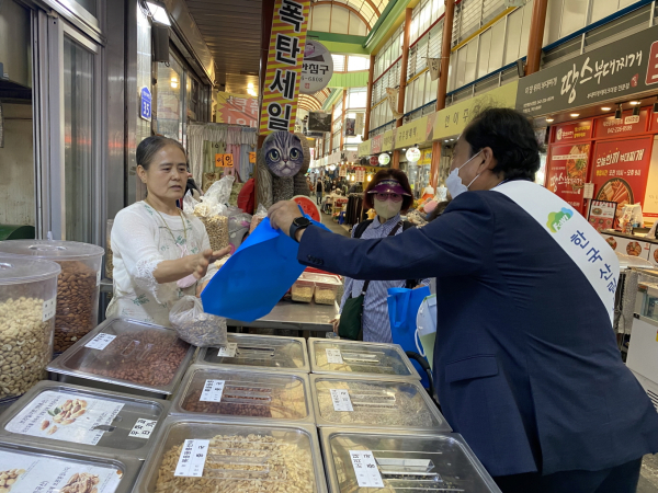 ​ 7일 대전 중앙시장(동구 중동)에서 시민들에게 친환경 장바구니와 청탁금지법 홍보물을 나누어주고 있다.​