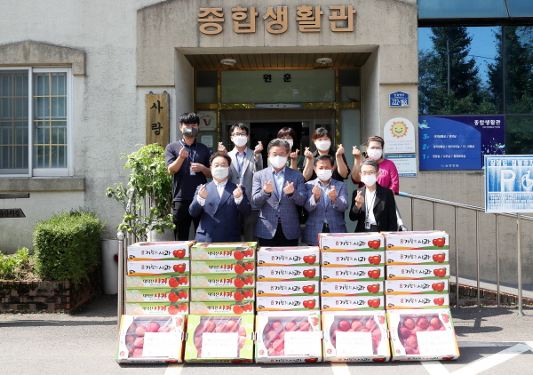 7일 장애인복지시설 심경장원을 방문한 정용래 구청장(가운데)이 시설 종사자들과 기념촬영