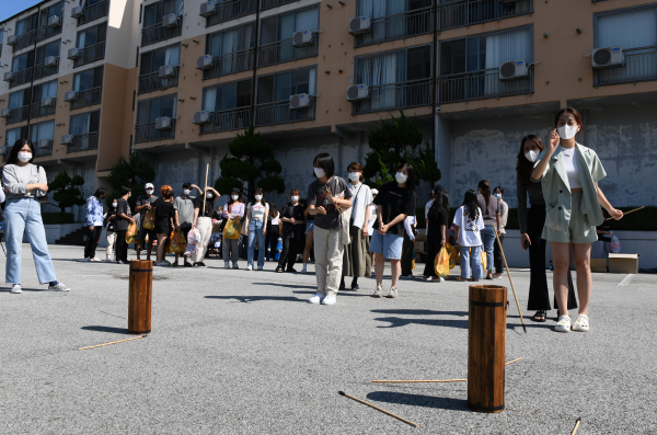 유학생들이 민속놀이(투호) 체험을 하고 있다.