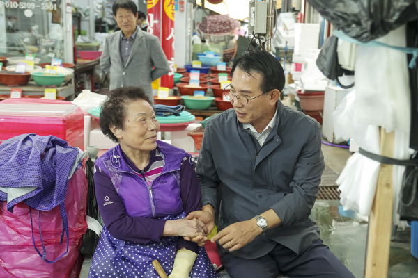 이완섭 서산시장이 지난 7일 추석 명절을 맞이해 서산동부전통시장을 방문해 상인들과 소통하고 있다.