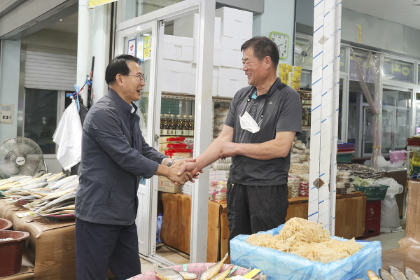 이완섭 서산시장이 지난 7일 추석 명절을 맞이해 서산동부전통시장을 방문해 상인들과 소통하고 있다.